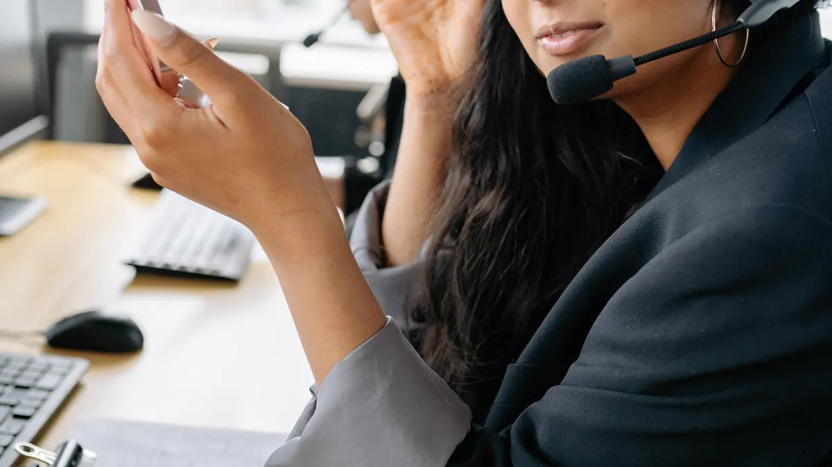 Dispatcher wearing a headset booking a service call — the scheduling workflow an AI receptionist automates for HVAC companies